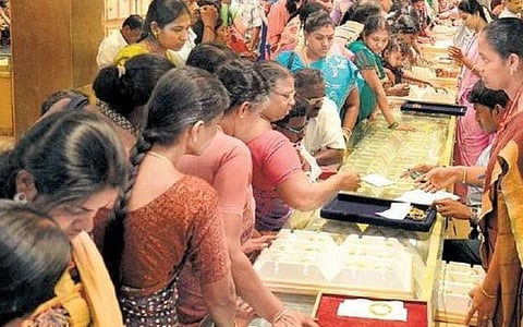 அட்சய திருதியை தினத்தை முன்னிட்டு தமிழகம் முழுவதும் நாளை அதிகாலை 4.30 மணி முதல் நகை கடைகள் திறப்பு: இந்த ஆண்டு விற்பனை அதிகரிக்கும் என எதிர்பார்ப்பு