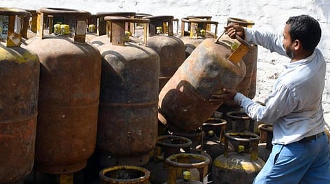 வர்த்தகப் பயன்பாட்டுக்கான சிலிண்டர் விலை ரூ.102 அதிகரிப்பு: ஓட்டலில் உணவுப் பொருள் விலை மேலும் உயரும் அபாயம்