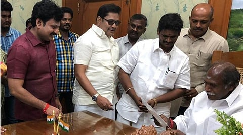 மு.கருணாநிதி பிறந்த நாளை அரசு விழாவாகக் கொண்டாட வேண்டும் எனக் கோரி புதுச்சேரி முதல்வர் என்.ரங்கசாமியிடம் மனு அளித்த திமுக எம்.எல்.ஏக்கள் ஏ.எம்.எச்.நாஜிம், எம்.நாக தியாகராஜன் உள்ளிட்டோர்