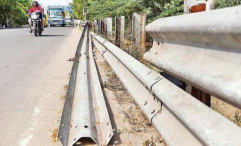 திருச்சி- கரூர் புறவழிச்சாலை ரயில்வே மேம்பாலத்தில் சாலை ஓரத்தில் கழன்று அபாயம் ஏற்படுத்தும் வகையில் உள்ள இரும்பு தடுப்புக் கட்டைகள்.படம்: ஜி.ஞானவேல்முருகன்