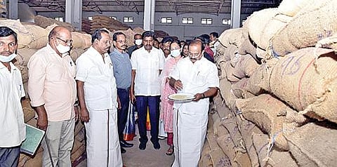 காஞ்சிபுரத்தில் தமிழ்நாடு நுகர்பொருள் வாணிபக் கழக கிடங்குகளில் உள்ள பொருட்களை ஆய்வு செய்கிறார் உணவு மற்றும் உணவுப் பொருள் வழங்கல் துறை அமைச்சர்  அர.சக்கரபாணி.