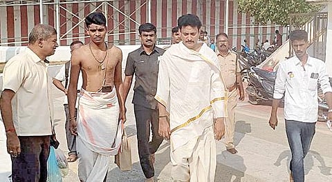 திருச்செந்தூர் செந்திலாண்டவர் கோயிலில் சுவாமி தரிசனம் செய்துவிட்டு வெளியே வந்த அமைச்சர் அன்பில் மகேஷ் பொய்யாமொழி.