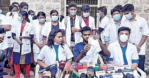 செய்தியாளர்களிடம் பேசிய மருத்துவக் கல்லூரி மாணவர் பேரவையினர்.