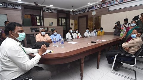 மதுரை மருத்துவக் கல்லூரி உறுதிமொழி விவகாரத்தில் 'அவசரம்' காட்டிவிட்டதா தமிழக அரசு? - பின்புலப் பார்வை