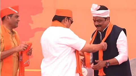 எம்எல்ஏ பாஜகவுக்கு தாவல்; ஹர்த்திக் படேல் விலக திட்டம்?- குஜராத் காங்கிரஸில் அடுத்தடுத்து புயல்