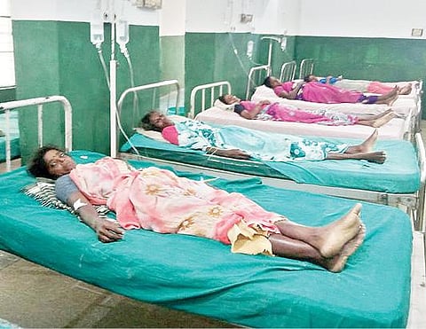 ஆரணி அரசு மருத்துவமனையில் சிகிச்சை பெறும் பெண் தொழிலாளர்கள்.