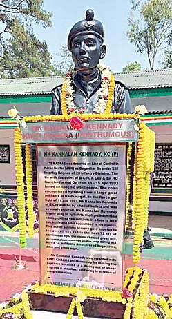 மேகாலயாவில் உள்ள ராணுவ மைய வளாகத்தில் அமைக்கப்பட்டுள்ள ‘நாயக்’ கண்ணாளன் கென்னடியின் மார்பளவு சிலை.