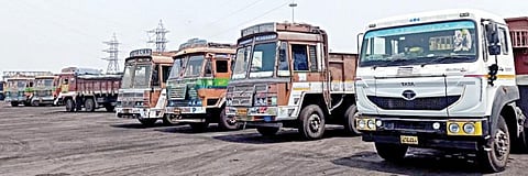 திருவள்ளூர் மாவட்டம் மீஞ்சூர் அருகே காட்டுப்பள்ளியில் தனியார் நிலக்கரி முனையம் லாரி வாடகையை 30 சதவீதம் உயர்த்தித் தரக்கோரி, டிப்பர் லாரி,  டிரைலர் லாரி உரிமையாளர்கள் காலவரையற்ற வேலைநிறுத்தப் போராட்டத்தில் ஈடுபட்டுள்ளனர். இதனால், லாரிகள் அணி வகுத்து நிற்கின்றன.