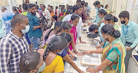 அட்சய திருதியை தினமான நேற்று, சென்னை தியாகராயநகரில் உள்ள ஒரு நகைக் கடையில் நகைகள் வாங்க குவிந்த மக்கள். படம்: பு.க.பிரவீன்