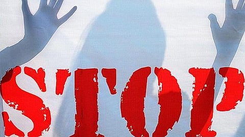 உ.பி | கூட்டுப் பாலியல் வன்கொடுமை புகார் அளிக்க காவல் நிலையம் சென்ற சிறுமியை பாலியல் வன்கொடுமை செய்ததாக காவல் அதிகாரி சஸ்பெண்ட்