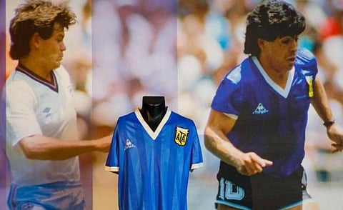 மரடோனாவின் 'ஹேண்ட் ஆஃப் காட்' ஜெர்சி ஏலத்தில் உலக சாதனை: 7.14 மில்லியன் பவுண்டுகளுக்கு விற்பனை 