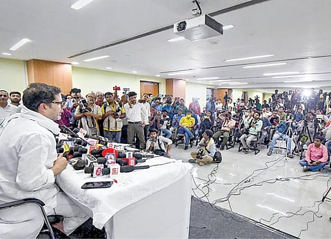 பிஹார் மாநிலம் பாட்னாவில் தேர்தல் வியூக நிபுணர் பிரசாந்த் கிஷோர் செய்தியாளர்களுக்கு நேற்று பேட்டி அளித்தார். படம்: பிடிஐ