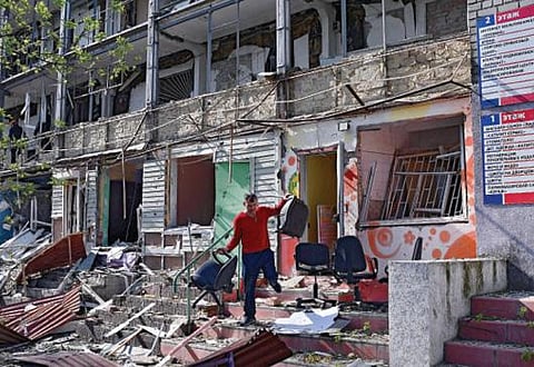 உக்ரைனின் கிழக்கு பகுதியில் உள்ள கிராமடோர்ஸ்க் நகரில் ரஷ்ய ராணுவம் நேற்று வீசிய ஏவுகணைகளால் குடியிருப்பு பகுதிகள் கடுமையாக சேதமடைந்தன. சுமார் 25 பேர் காயமடைந்தனர். படம்: பிடிஐ