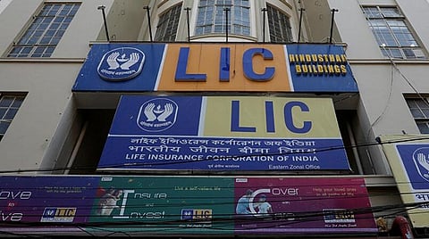 எல்ஐசி பங்கு விற்பனை: 2-வது நாளில் 98% முன்பதிவு