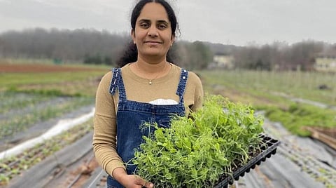 வெர்ஜினியாவில் `துளிர்க்கும் வேர்கள்’ | மண் வாசனையை மறக்காத இந்திய விவசாயி மகளின் கதை இது! 