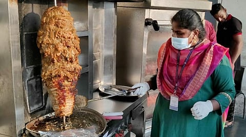 படவிளக்கம்: திருப்பூர் உணவகத்தில் தயாரிக்கப்படும் ஷவர்மாவை பரிசோதனை செய்யும் மாவட்ட உணவு பாதுகாப்பு நியமன அலுவலர்