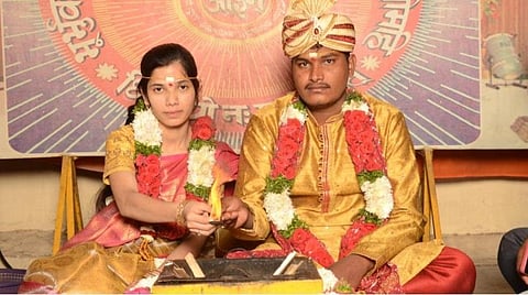 கணவர் அடித்து கொலை செய்யப்பட்டபோது மனிதாபிமானமில்லா மனிதர்கள் செல்போனில் படம் பிடித்தனர்: ஆணவக்கொலையால் துவண்டு போன மனைவி குற்றச்சாட்டு