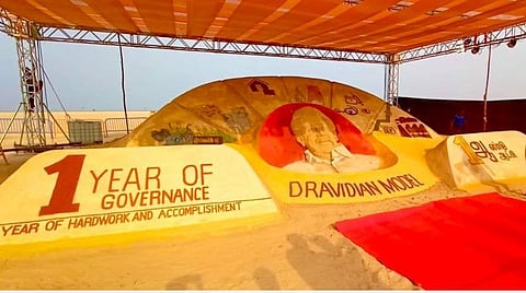 மெரினாவில் ‘திராவிட மாடல்’ மணற்சிற்பம்: பார்வையிட்டு நெகிழ்ந்த முதல்வர் ஸ்டாலின்