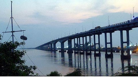 பாம்பனில் சனிக்கிழமை மாலை ஏற்றப்பட்ட ஒன்றாம் எண் புயல் எச்சரிக்கை கூண்டு.