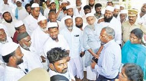 கல்மேல் குப்பத்தில் குழந்தை திருமணம் தடுத்து நிறுத்தப்பட்ட இடத்தில் விசாரணை செய்த மாவட்ட ஆட்சியர் பாஸ்கர பாண்டியன்.