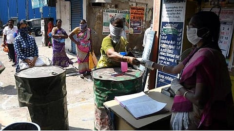 ரேஷன் கார்டுகளில் பெண்களை குடும்பத் தலைவியாக மாற்ற நடவடிக்கை: குடும்பத் தலைவிக்கு மாதம் ரூ.1,000 செயல்படுத்த திட்டமா?