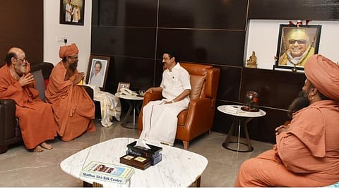 முதல்வர் மு.க.ஸ்டாலினை முகாம் அலுவலகத்தில் குன்றக்குடி பொன்னம்பல அடிகளார், பேரூராதீனம் சாந்தலிங்க மருதாசல அடிகளார், பொம்மபுரம் ஆதீனம் சிவஞான பாலய சுவாமிகள், தருமபுரம் ஆதீனம் தம்பிரான் சுவாமிகள் ஆகியோர் சந்தித்தனர். உடன், அறநிலையத் துறை அமைச்சர் பி.கே.சேகர்பாபு, ஆணையர் ஜெ.குமரகுருபரன்.