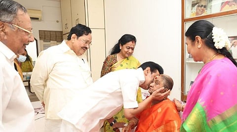 "இயற்கை கொடுத்த வரம் அன்னை" - முதல்வர் ஸ்டாலின் அன்னையர் தின வாழ்த்து