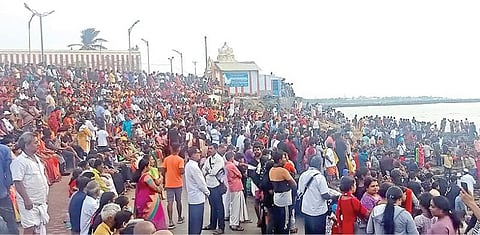 கன்னியாகுமரியில் சுற்றுலா பயணிகள் வருகை அதிகரித்துள்ளது. நேற்று முக்கடல் சங்கம கடற்கரை பகுதியில் சூரிய உதயத்தை பார்க்க குவிந்திருந்த மக்கள்.