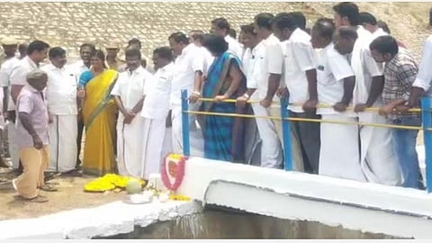 கிருஷ்ணா நீர் தமிழக எல்லை வருகை: மலர் தூவி வரவேற்றார் அமைச்சர் நாசர்