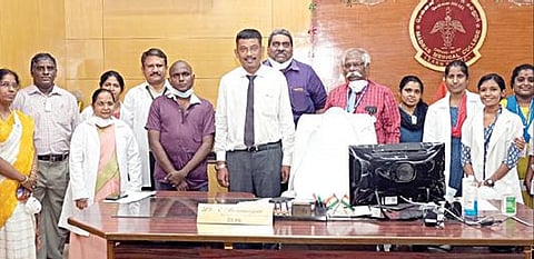 சென்னை ராஜீவ் காந்தி அரசு பொது மருத்துவமனையில் நவீன கதிர்வீச்சு சிகிச்சை மூலம் குணமடைந்த லட்சுமி நாராயணனுடன் மருத்துவமனை டீன் தேரணிராஜன் மற்றும் மருத்துவர்கள் குழுவினர்.