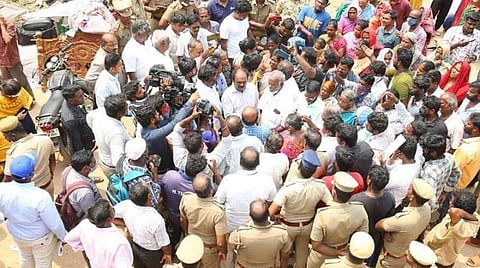 மயிலாப்பூரில் ஆக்கிரமிப்பு வீடுகளை அகற்ற எதிர்ப்பு தெரிவித்து பாமக நிர்வாகி தீக்குளிப்பால் பதற்றம்: பொது மக்களின் தாக்குதலில் போலீஸார் காயம்