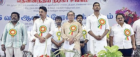 தென்னிந்திய நடிகர் சங்கப் பொதுக்குழுக் கூட்டத்தில் பங்கேற்ற சங்கத் தலைவர் நாசர், பொதுச் செயலர் விஷால், பொருளாளர் கார்த்தி,  துணைத் தலைவர்கள் பூச்சிமுருகன், கருணாஸ்.