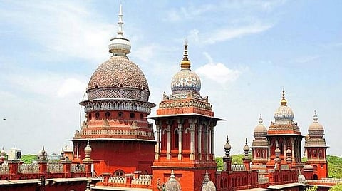 தொழிலாளர்களுக்கான வீட்டு மனை பட்டாக்களை ரத்து செய்து திருத்தணி வட்டாட்சியர் அனுப்பிய நோட்டீஸுக்கு இடைக்காலத் தடை