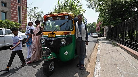 டெல்லி | கோடை வெப்பத்தை சமாளிக்க ஆட்டோ கூரையில் தோட்டம் அமைத்த ஆட்டோ ஓட்டுநர்