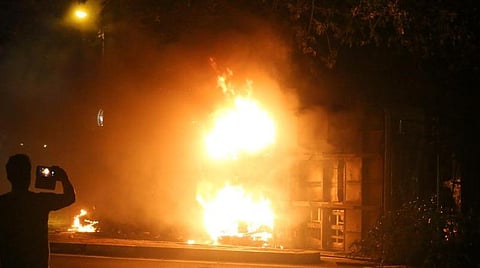 தீவைக்கப்பட்ட ராஜபக்சேவின் பூர்வீக இல்லம் - இலங்கையில் தொடரும் பதற்றம்