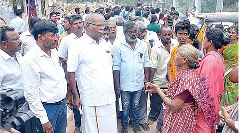 ஆர்.ஏ.புரத்தில் ஆக்கிரமிப்பு வீடுகள் இடிக்கப்பட்டதால் பாதிக்கப்பட்ட மக்களுக்கு மார்க்சிஸ்ட் மாநிலச் செயலாளர் கே.பாலகிருஷ்ணன் நேற்று ஆறுதல் தெரிவித்தார்.