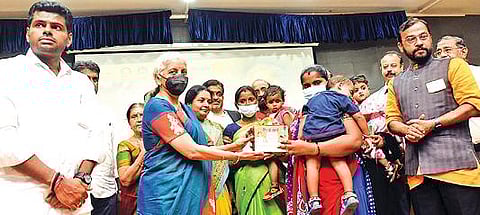 மக்கள் சேவை மையம் சார்பில் குழந்தைகளுக்கு இலவச பசும்பால் வழங்கும் திட்டத்தை நேற்று தொடங்கிவைத்த மத்திய நிதியமைச்சர் நிர்மலா சீதாராமன். உடன், பாஜக மாநில தலைவர் அண்ணாமலை, எம்எல்ஏ வானதிசீனிவாசன் உள்ளிட்டோர். படம்: ஜெ.மனோகரன்