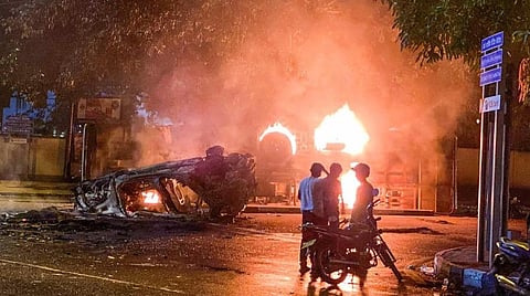 இலங்கை தலைநகர் கொழும்பில் அதிபர் மாளிகை எதிரேயுள்ள காலி முகத் திடலில் பொதுமக்கள் கடந்த ஒரு மாதமாக போராட்டம் நடத்தி வந்தனர். அவர்கள் தங்கியிருந்த கூடாரங்களை, மகிந்த ராஜபக்சவின் ஆதரவாளர்கள் நேற்று தீ வைத்து எரித்தனர். (அடுத்த படம்) இலங்கை தலைநகர் கொழும்பில் நேற்று கலவரம் வெடித்தது. அப்போது அதிபர் மாளிகைக்கு செல்லும் சாலையில் பொதுமக்கள் திரண்டு போராட்டத்தில் ஈடுபட்டனர். படங்கள்: ஏஎப்பி