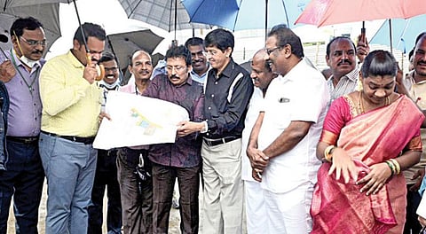 தாம்பரம் மாநகராட்சி மற்றும் காவல் ஆணையரகத்துக்கு புதிய கட்டிடம் கட்ட தாம்பரம் சானடோரியத்தில்  உள்ள அரசு நெஞ்சக நோய் மருத்துவமனைக்கு சொந்தமான நிலத்தை சுகாதாரத் துறை செயலாளர் ஜெ.ராதாகிருஷ்ணன், செங்கல்பட்டு மாவட்ட ஆட்சியர் ராகுல் நாத், தாம்பரம் காவல் ஆணையர் ரவி, அரசு நெஞ்சக நோய் மருத்துவமனை டீன் தர், எஸ்.ஆர்.ராஜா எம்.எல்.ஏ., தாம்பரம் மாநகராட்சி மேயர் வசந்தகுமாரி ஆகியோர் நேற்று ஆய்வு செய்தனர்.படம்: எம்.முத்துகணேஷ்