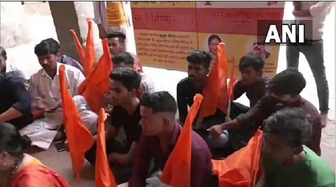 குதுப் மினார் முன்பு ஹனுமன் மந்திரம் ஓதிய இந்து அமைப்பினர்: 'விஷ்ணு மினார்' எனப் பெயரை மாற்ற வலியுறுத்தல்