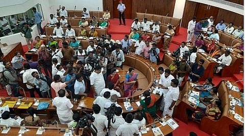 மதுரை மாநகராட்சி பட்ஜெட் கூட்டம் கவுன்சிலர்கள் மோதல்: செய்தியாளர்கள் மீது தாக்குதல் நடத்திய மேயர் ஆதரவாளர்கள்