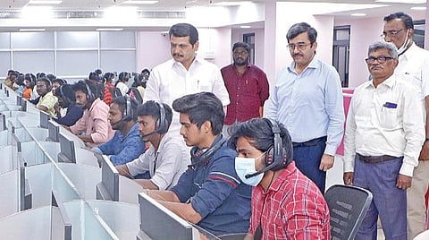 சென்னையில் உள்ள தமிழ்நாடு மின்சார வாரிய தலைமை அலுவலகத்தில் செயல்பட்டுவரும் 24 மணி நேர நுகர்வோர் சேவை மையத்தின் செயல்பாடுகளை ஆய்வு செய்கிறார் மின்சாரத் துறை அமைச்சர் செந்தில் பாலாஜி. உடன் தமிழ்நாடு மின் உற்பத்தி மற்றும் பகிர்மானக் கழக தலைவர் ராஜேஷ் லக்கானி, மேலாண்மை இயக்குநர் எஸ்.சண்முகம் உள்ளிட்டோர்.