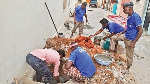 `உங்கள் குரல் - தெருவிழாவில்' முன்வைக்கப்பட்ட கோரிக்கையை ஏற்று, தருமபுரி நகராட்சியின் 29-வது வார்டு நெடுமாறன் நகரில் வீட்டுக்கு பாதாள சாக்கடை இணைப்பு வழங்கும் பணியாளர்கள்