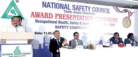தேசிய பாதுகாப்பு குழுமம் தமிழ்நாடு கிளை சார்பில், 2020-ம் ஆண்டுக்கான தொழிலக சுகாதாரம், பாதுகாப்பு மற்றும் சுற்றுச் சூழல் விருதுகள் வழங்கும் நிகழ்ச்சி சென்னையில் நேற்று நடந்தது. இதில் பங்கேற்று பேசுகிறார் தமிழக தொழிலாளர் நலன் மற்றும் திறன் மேம்பாட்டுத்துறை அமைச்சர் சி.வி.கணேசன். உடன், உயர் அதிகாரிகள்.