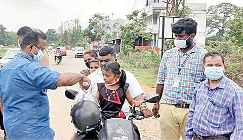 தமிழக கேரள எல்லையான கோவை வாளையார் சோதனைச்சாவடியில் இருசக்கர வாகனத்தில் வந்த குழந்தைகளுக்கு தக்காளி காய்ச்சல் பாதிப்புள்ளதா என்பதை கண்டறிய உடல் வெப்பநிலை பரிசோதனையில் ஈடுபட்ட சுகாதாரத்துறையினர்.