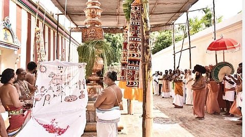 மயிலாடுதுறை மாவட்டம் தருமபுரம் ஞானபுரீஸ்வரர் கோயிலில் நேற்று ஆதீனத்தின் முன்னிலையில் நடந்த வைகாசி பெருவிழா கொடியேற்றம்.