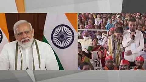 குஜராத்தின் பரூச் நகரில் அரசு திட்ட பயனாளிகளுடன் கலந்துரையாடும் நிகழ்ச்சி நேற்று நடந்தது. இதில் பயனாளிகள் கூறுவதை கேட்கிறார் பிரதமர் நரேந்திர மோடி. படம்: பிடிஐ