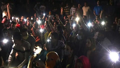 இளைஞர் படுகொலை: நீதி கேட்டு காஷ்மீர் பண்டிட்டுகள் விடியவிடிய போராட்டம்