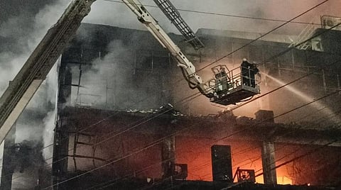 டெல்லி: முண்டக் மெட்ரோ நிலையம் அருகே பயங்கர தீ விபத்து - 27 பேர் உயிரிழந்த சோகம்