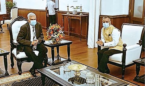 இலங்கை தலைநகர் கொழும்புவில் பிரதமர் ரணில் விக்ரமசிங்கவை இந்தியத் தூதர் கோபால் பக்ளாய் நேற்று சந்தித்துப் பேசினார். படம்: பிடிஐ